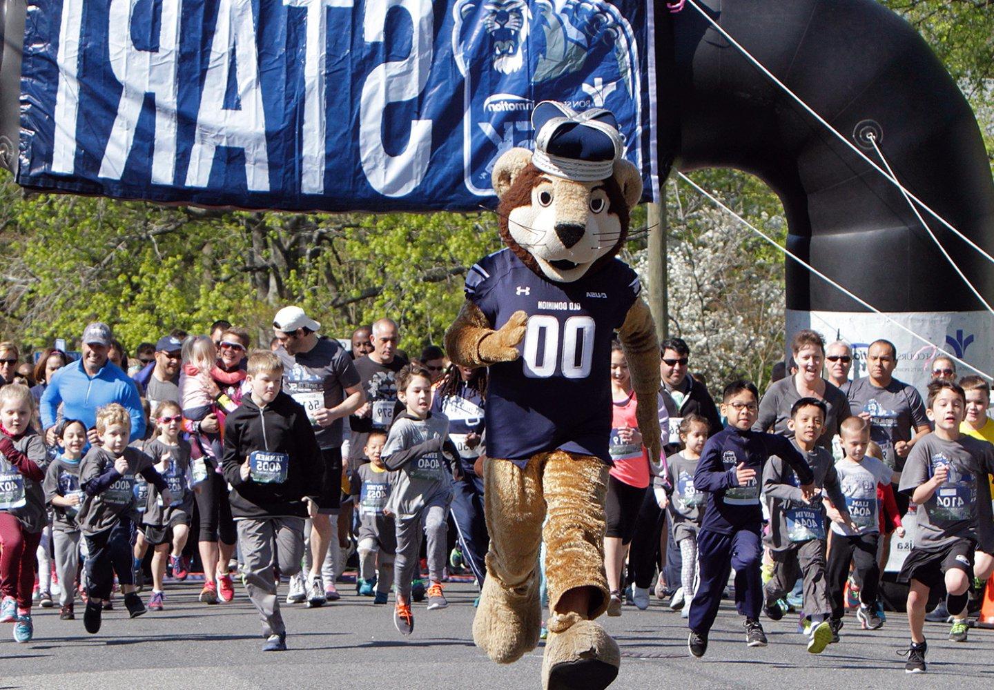 Big Blue 5K 2016 Big Blue leads